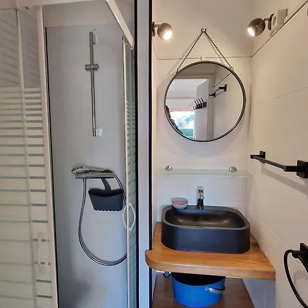 2 Pieces Avec Terrasse Et Parking - Fr-1-387-218 *