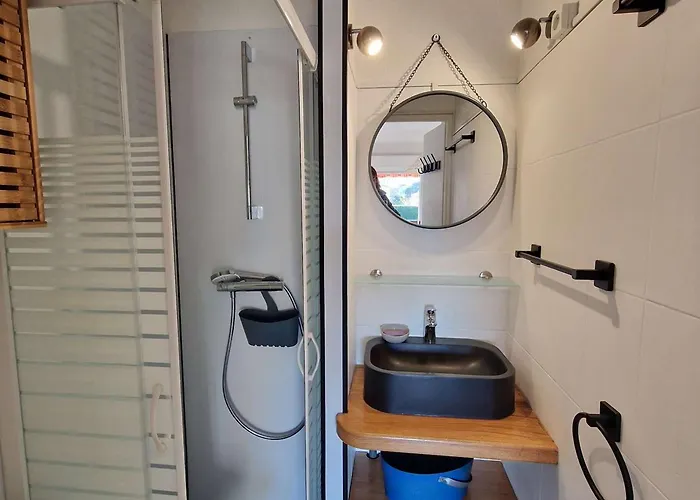 2 Pieces Avec Terrasse Et Parking - Fr-1-387-218 *